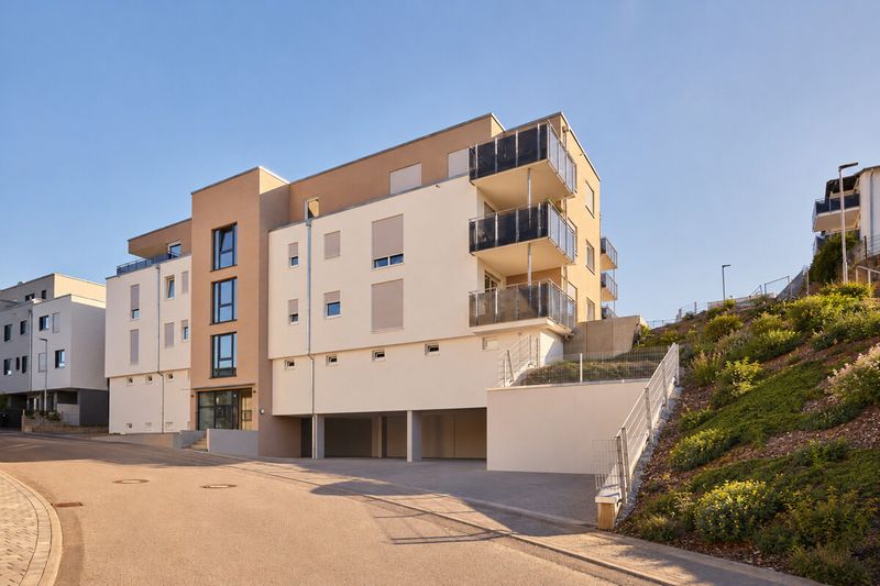 Neubau statt Treppen. Barrierefrei erreichbare Wohnung mit Terrasse und Garten
